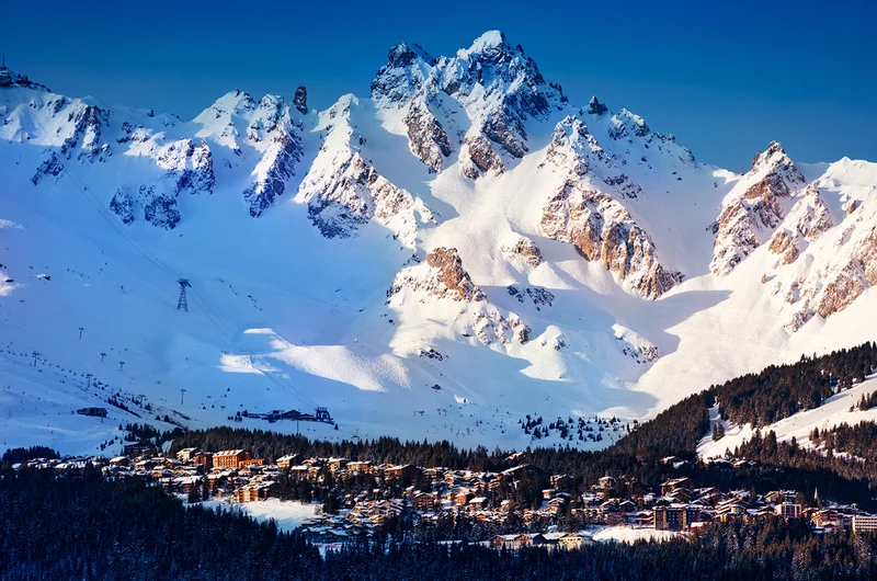 Pralin farm nyáron sípályákkal és erdőkkel Courchevel Three Valley-ben