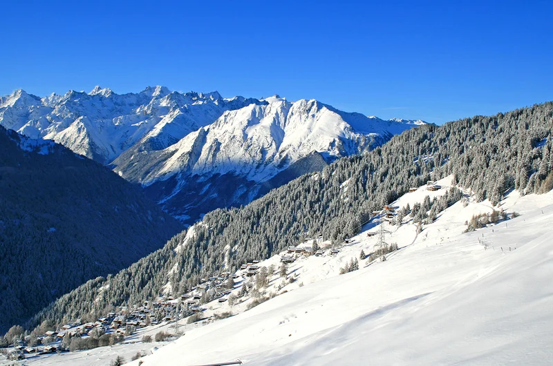 Túrázók sétálnak nyáron a svájci Alpok hegyeiben, Verbier, Svájc legnagyobb sícélpontja körül