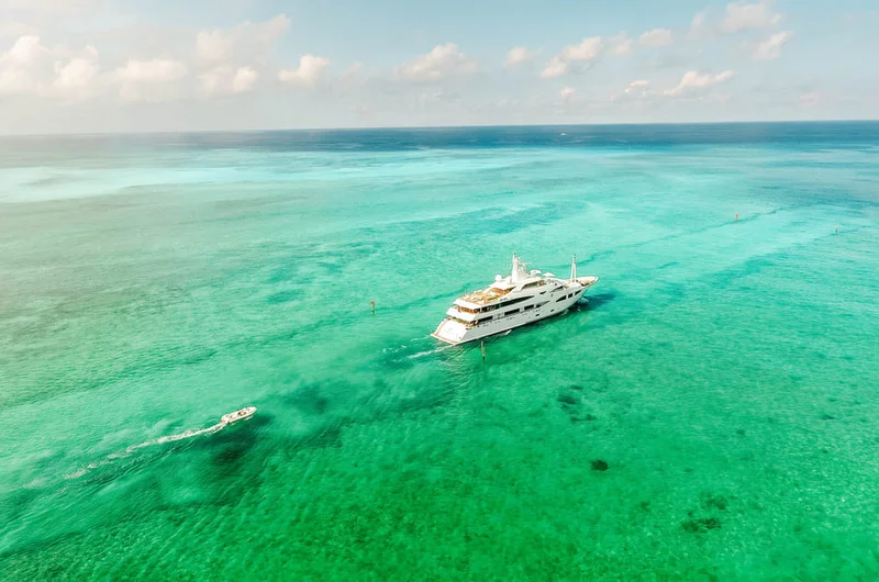 nagy szuper luxusjacht a Bahama-szigetek körül, a Nassau-sziget körül cirkálva