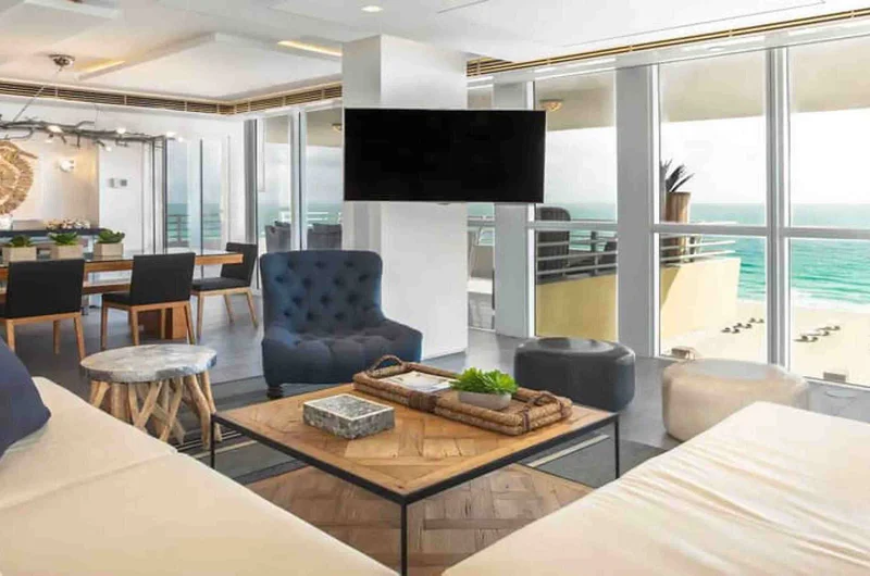 Вид на люкс в отеле Hilton Bentley Miami с широким окном