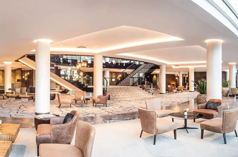 Lobby hotelu Hyatt Regency w Kolonii