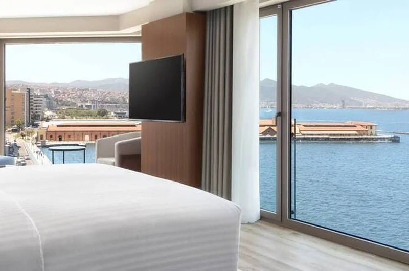 Nowoczesny pokój hotelowy z widokiem na nadbrzeżne miasto przez duże okna