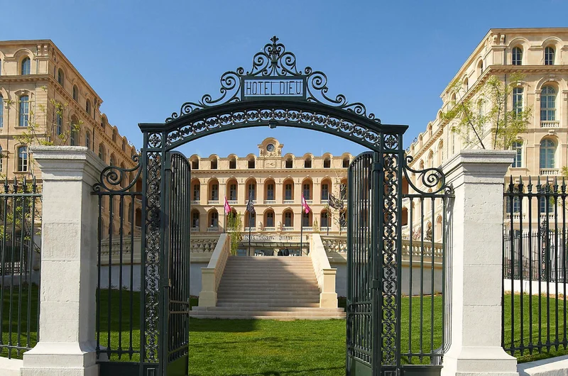Az InterContinental Marseille-Hôtel Dieu épülete Marseille történelmi Panier kerületében található
