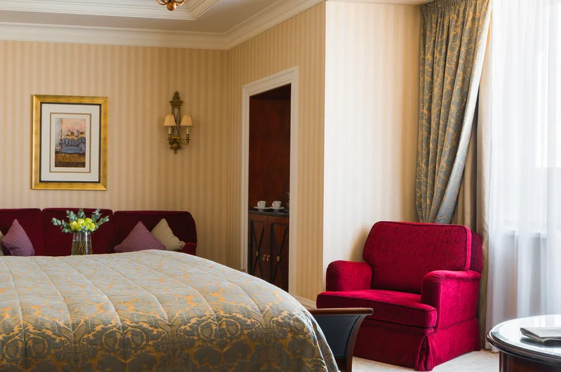 Luxus lakosztályok kényelmes bútorokkal és king-size ággyal