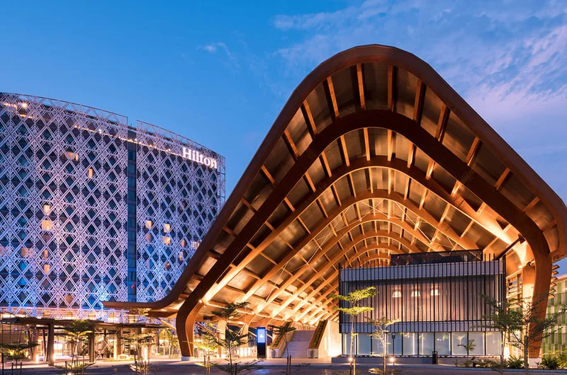 A Kutubu Kongresszusi Központ éjszakai külső nézete