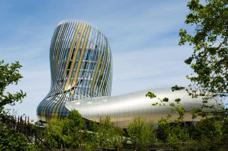 La Cité du Vin, Bordeaux bormúzeuma a Garonne folyó közelében. Bordeaux, Aquitánia, Franciaország