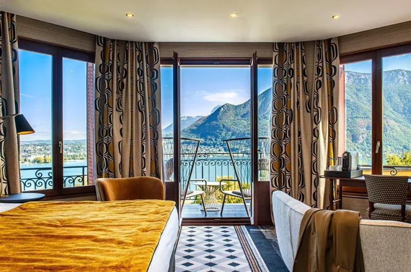 Les Trésoms Lake & Spa Resort szobái modern felszereltséggel és kilátással az Annecy-tóra egy nyugodt elvonuláshoz