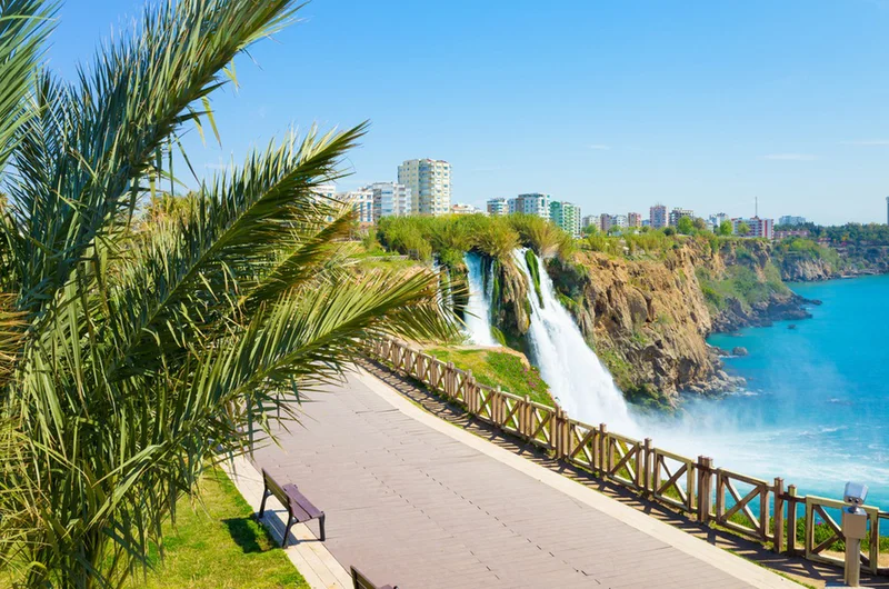 Widok z lotu ptaka na wodospad Dolnego Düdenu w Antalyi, Turcja