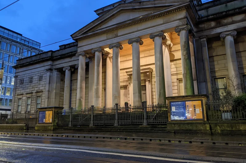 Vista notturna della Manchester Art Gallery