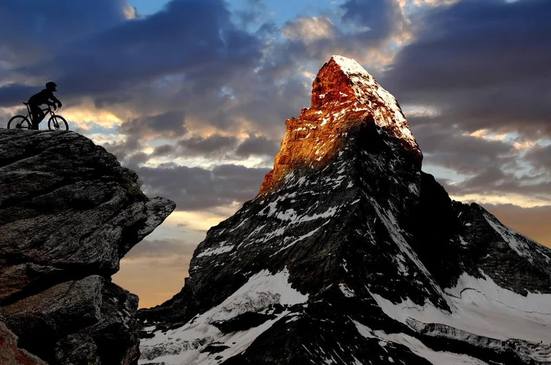 Kerékpáros a svájci Alpokban