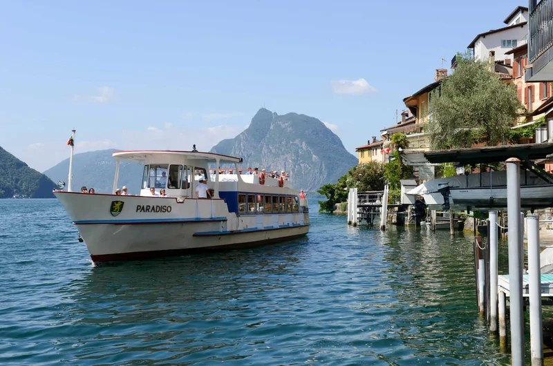 Ludzie oglądający krajobraz podczas rejsu turystycznego po jeziorze Lugano w Gandria w Szwajcarii