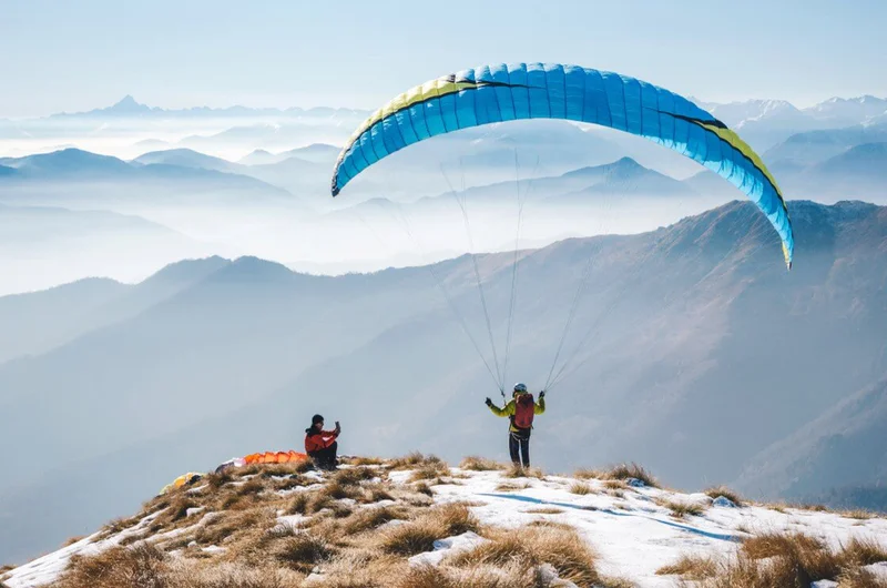 Siklóernyőzés az Alpok felett