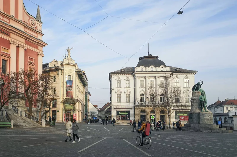 Prešeren tér és az Angyali üdvözlet ferences temploma; Ljubljana, Szlovénia, Európa