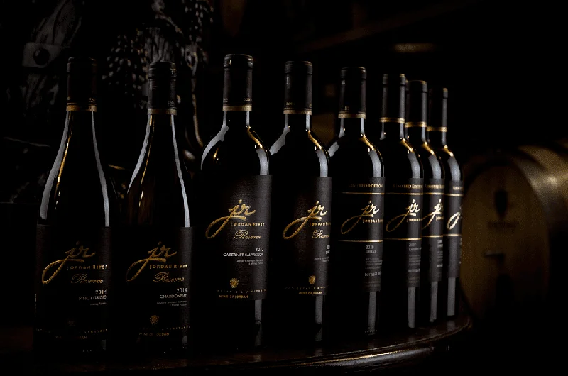 Egy üveg bor "JR Jordan River" márkával