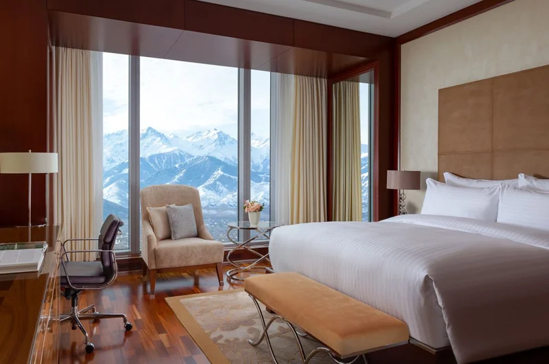 Ritz-Carlton lakosztály és hegyi táj egy szobából nézve