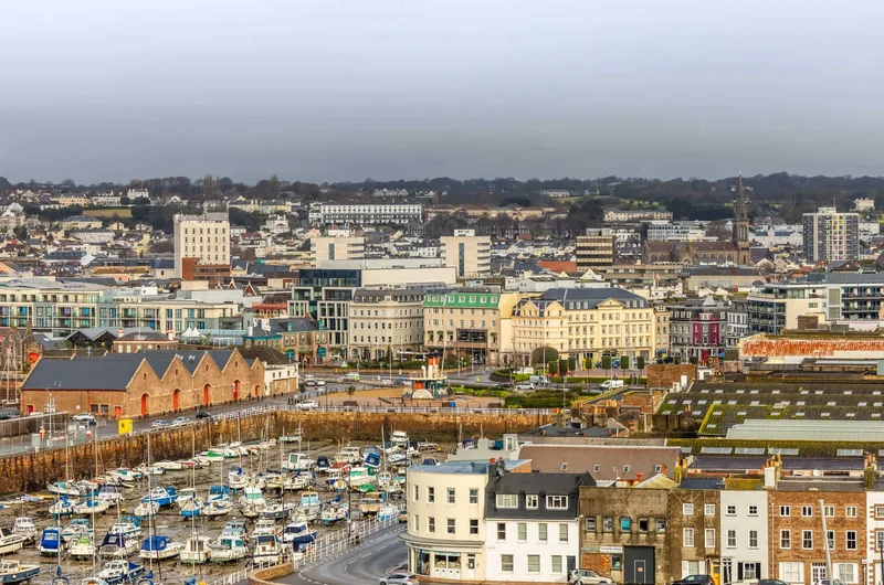 Panorama stolicy Saint Helier z portem i przystanią na pierwszym planie, Baliwat Jersey, Wyspy Normandzkie