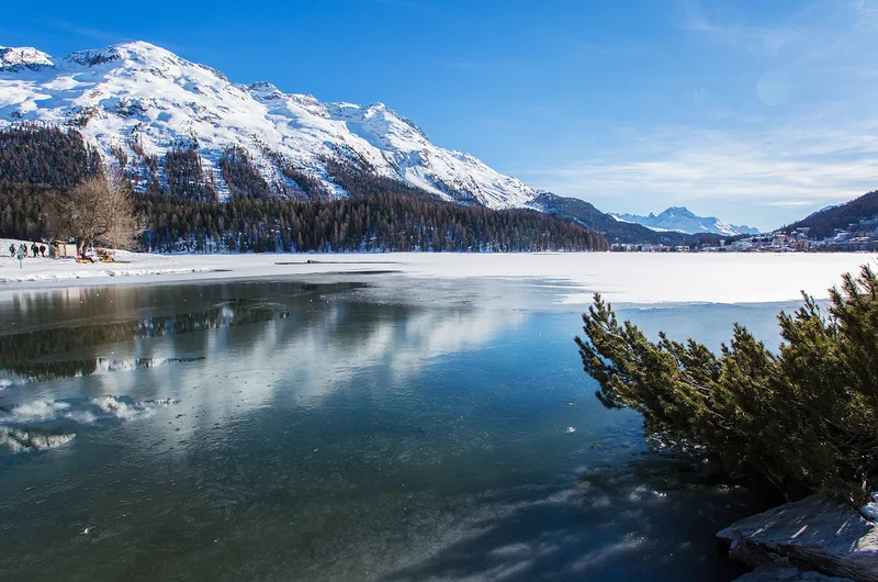 Widok na jezioro St. Moritz zimą z ośnieżonymi górami w tle