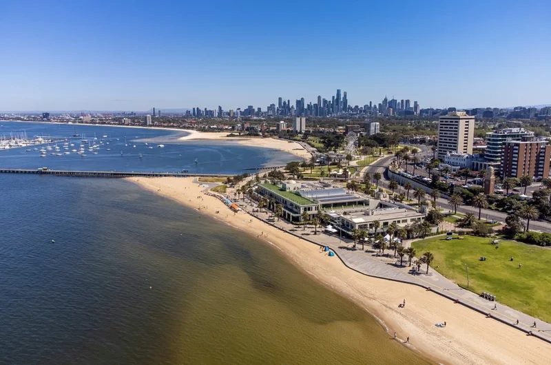 Wybierz się na spacer po plaży St Kilda