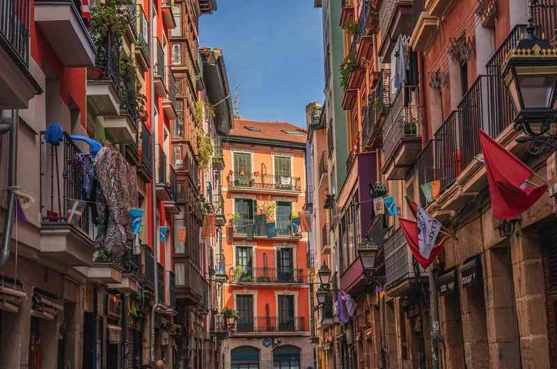 A bilbaói Casco Viejo színes homlokzatával, történelmi épületeivel és forgalmas utcáival
