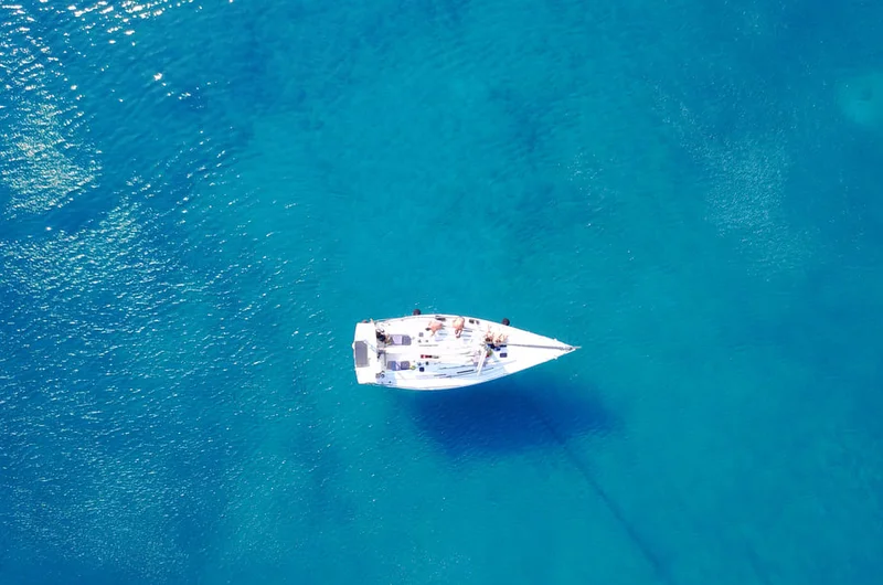 Egy szuperjacht a kék vízen