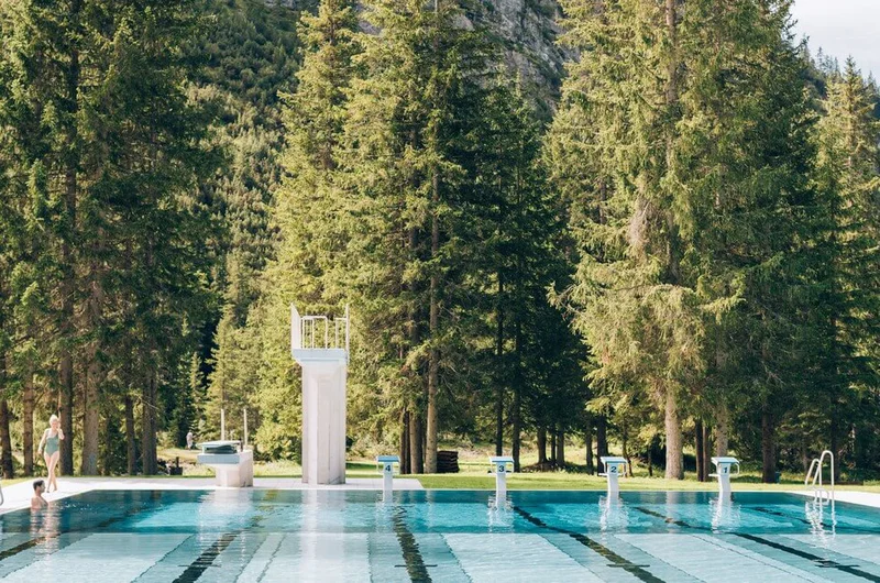 Úszómedence egy erdőben Lechben
