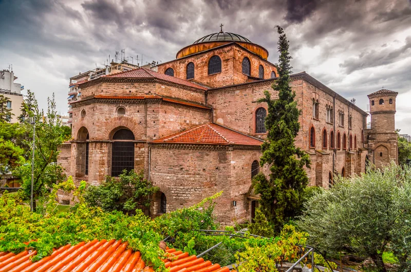 Widok zewnętrzny bizantyjskiego kościoła Hagia Sophia lub Agia Sofia w Salonikach, Grecja