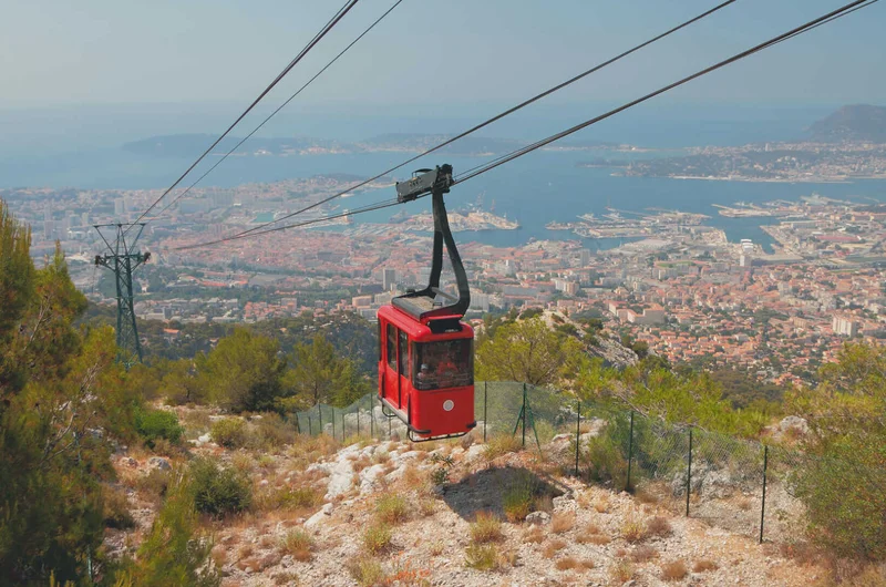 Kolejka linowa nad nadmorskim miastem, Tulon, Francja