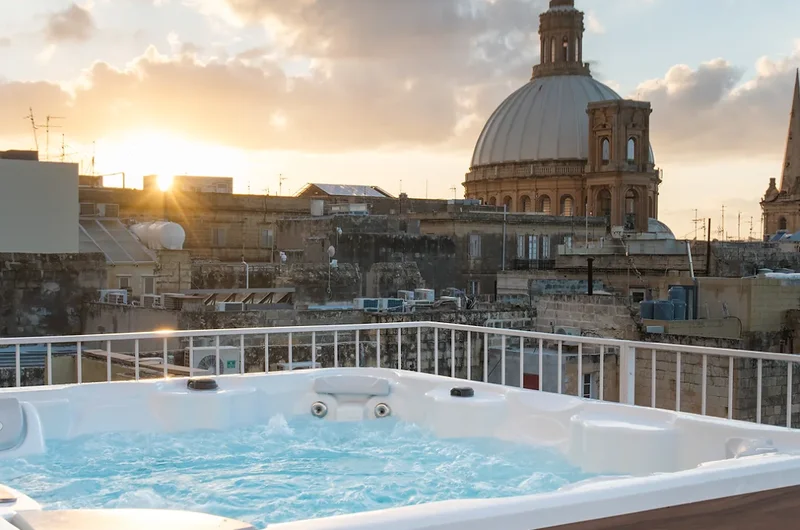 Lakosztály terasszal és pezsgőfürdővel egy privát szobában