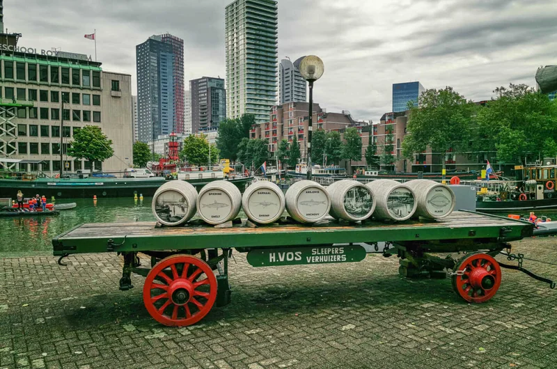 A rotterdami szabadtéri Tengerészeti Múzeum kikötőjében a valódi lóhordóval megrakott lovaskocsi installációja