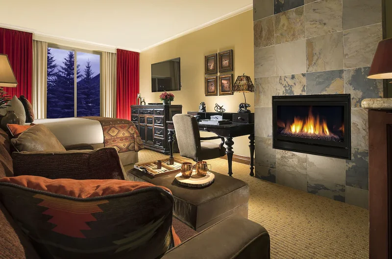 Автобус перед телевизором в большом люкс-домике с роскошной мебелью и размещением