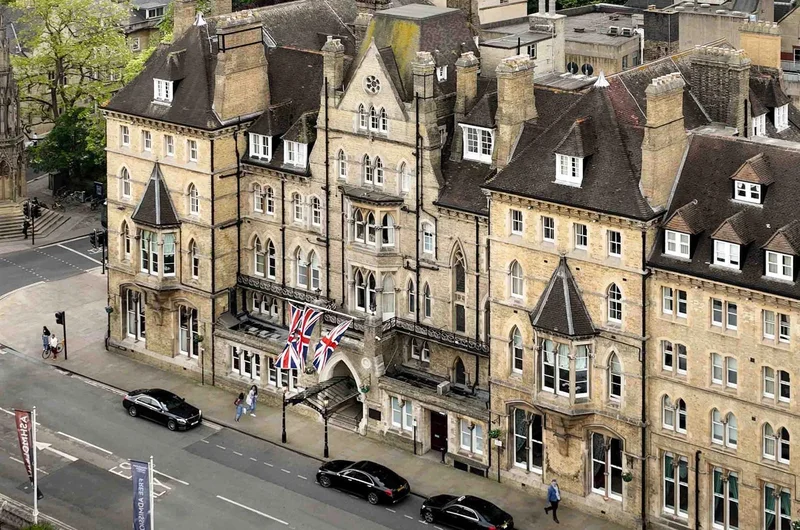 A történelmi Randolph Hotel Oxfordban, a gótikus újjászületés építészetével