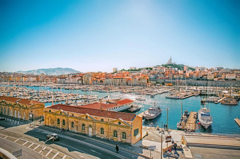 Vieux-Port panorámás városképe, Marseille, Provence, Franciaország