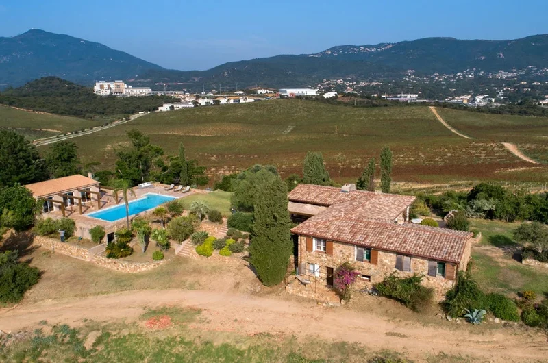 Villa Peraldi Ajaccio-ban, egy rusztikus stílusú ingatlan a szőlőültetvények között, félreeső helyen, kiterjedt festői kilátással
