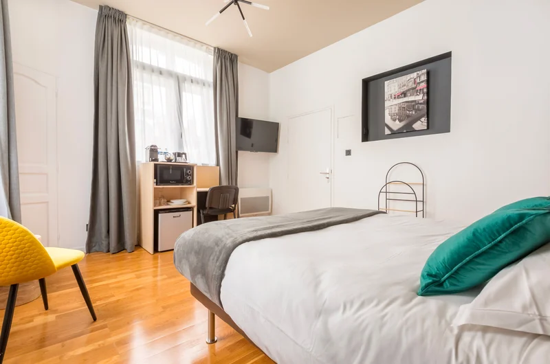 Provi l'esperienza di alloggio a Villa Gounod, dove ogni camera offre servizi tranquilli e su misura per un soggiorno personalizzato a Lille