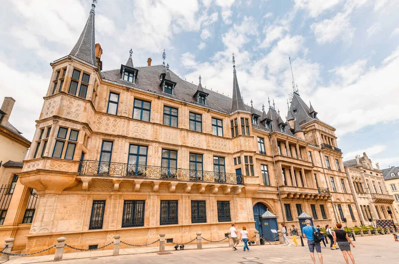 Luxemburg: Luxemburgban: A luxemburgi nagyhercegi palotában sétáló turisták