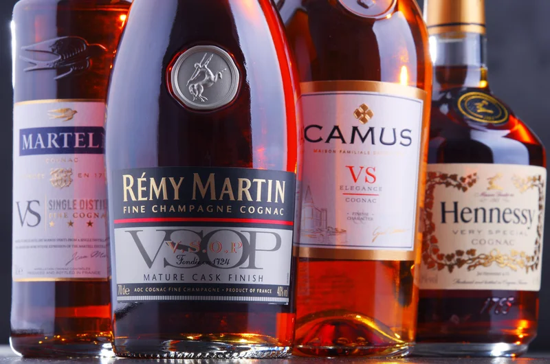 Botellas de marcas de coñac como Martell, Camus, Hennessy y Rémy Martin