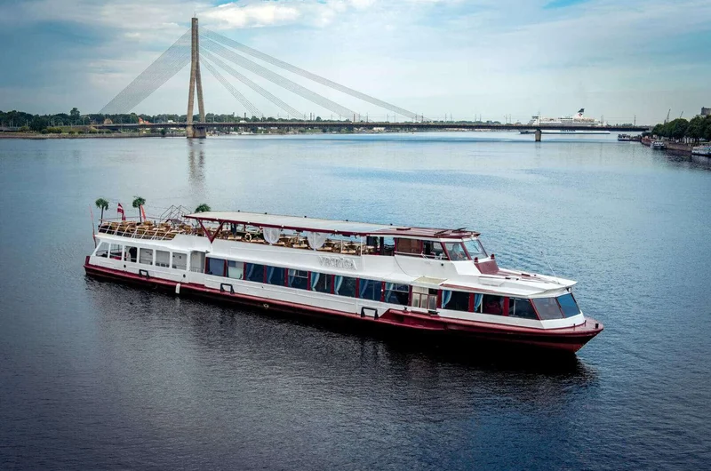 Egy luxusjacht képe a Daugava folyón