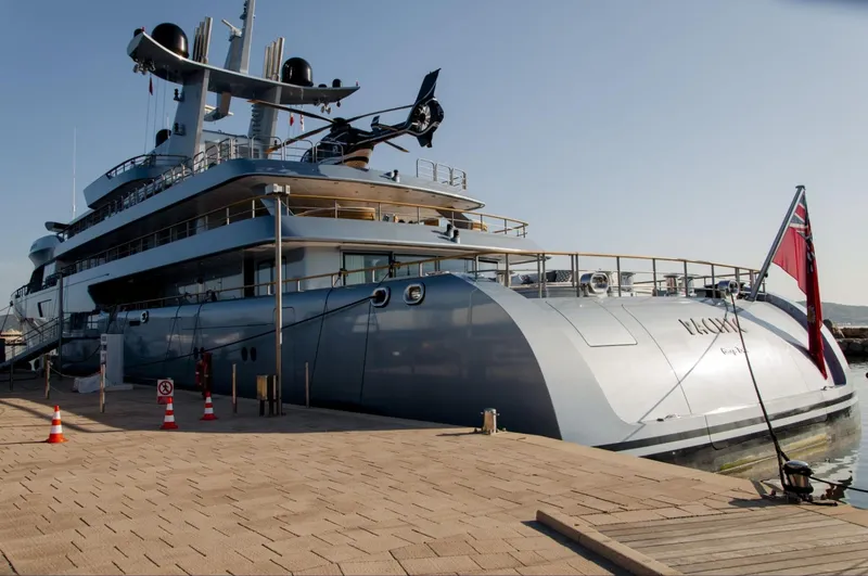 Yate esperando en el puerto deportivo