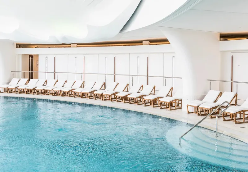 Espace piscine des Thermes Marins Monte-Carlo, un établissement de l'Hôtel de Paris.