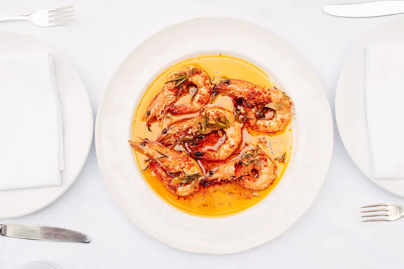 Plat de crevettes raffiné servi au Gaia Monaco, illustrant la cuisine grecque authentique du restaurant.