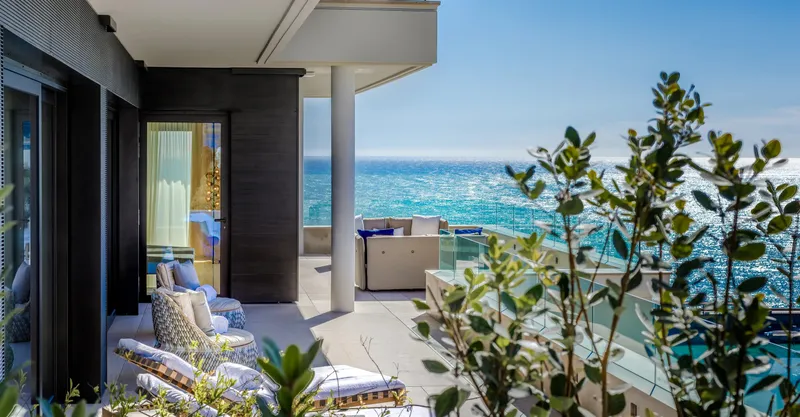 Terrasse de la suite Princesse Grace à l'Hôtel de Paris, avec vue sur la mer.