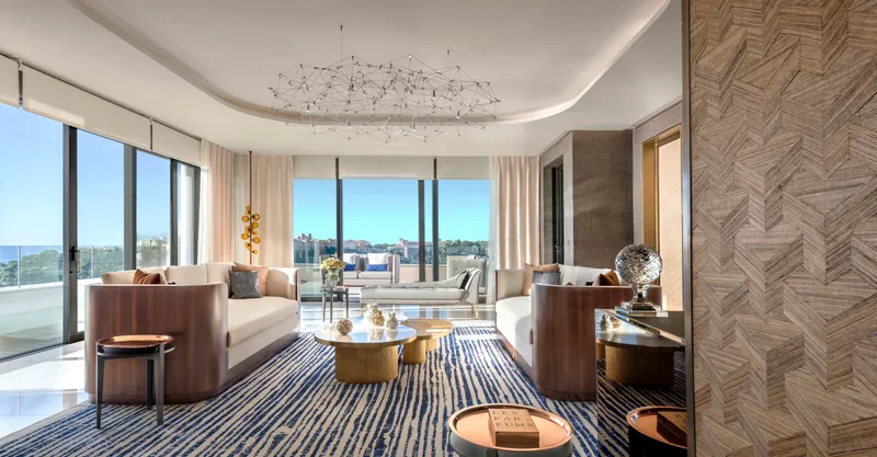 Intérieur de la somptueuse suite Princesse Grace à l'Hôtel de Paris.