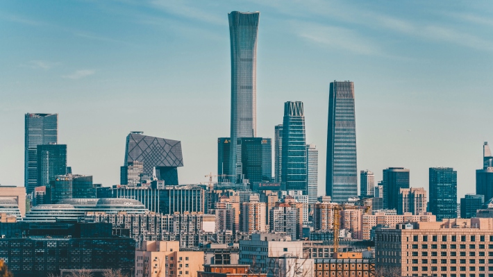Peking modern látképe Kínában, a CITIC Tower és a Központi Üzleti Negyed további kiemelkedő felhőkarcolói.