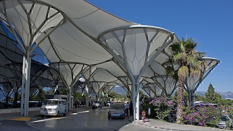 Ingresso del terminal principale dell'Aeroporto di Spalato, utilizzato dagli FBO di aviazione privata, tra cui Split Airport Ltd.