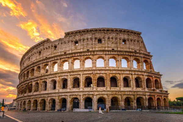 Il Colosseo a Roma al tramonto, con i suoi antichi archi in pietra