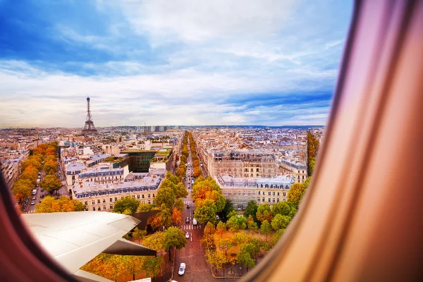 Skyline di Parigi e Torre Eiffel dal finestrino di un aereo