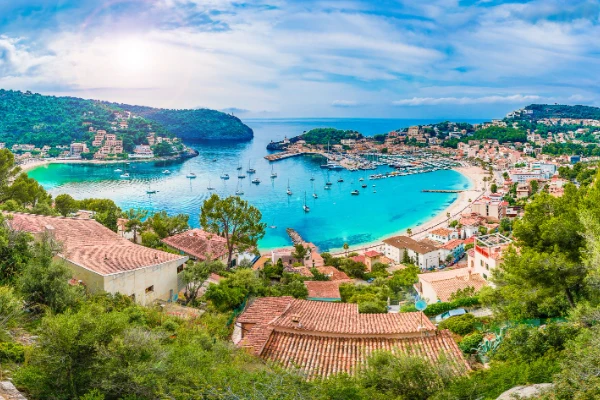 Vista panoramica del porto di Sóller di Palma di Maiorca con acque turchesi e spiagge sabbiose