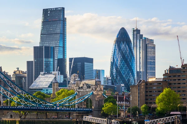 Skyline di Londra con punti di riferimento iconici come il Gherkin e il Leadenhall Building
