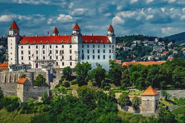 Zamek Bratysławski z czterema narożnymi wieżami i czerwonym dachem