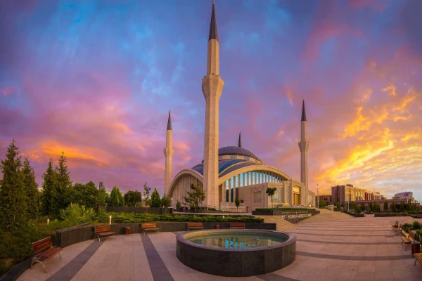 Moschea Kocatepe ad Ankara al tramonto
